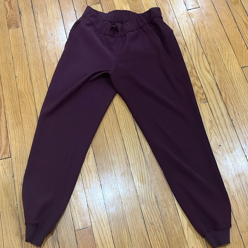 Lululemon sz 4 beautiful maroon/ cabaret color. Perfect condition. Almost new.